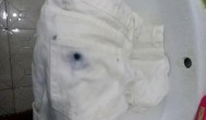 白色牛仔裤上的污渍怎么去除 白色牛仔裤上的污渍如何去除