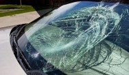 汽车玻璃裂了怎么防止继续开裂 汽车玻璃裂了如何防止继续开裂