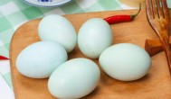五香咸鸭蛋怎么腌制才出油好吃 五香咸鸭蛋如何么腌制才出油好吃