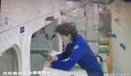 神十四航天员进入天舟四号,刘洋到达空间站后刷起了手机