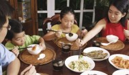 孩子吃饭不懂礼貌怎么教育 如何教育孩子餐桌礼仪