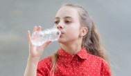 塑料水杯能耐100度水温吗 塑料水杯可以装开水吗