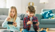 孩子上网课玩手机怎么办 如何解决孩子上网课玩手机