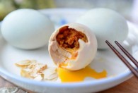 腌咸鸭蛋怎么腌黄能出油好吃 腌咸鸭蛋如何腌黄能出油好吃