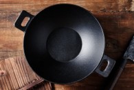 铸铁锅怎么养 铸铁锅保养方法