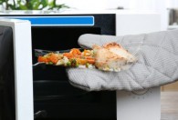 塑料饭盒可以放微波炉吗 微波炉能加热塑料饭盒吗
