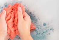 被染色的衣服怎么洗 被染色的衣服如何洗干净