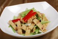 芹菜炒豆腐怎么做好吃又简单 芹菜炒豆腐的做法