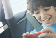 孩子使用手机的利与弊 孩子使用手机有哪些利与弊