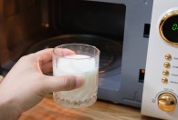冰箱牛奶微波炉叮多久 冰箱牛奶微波炉加热多久