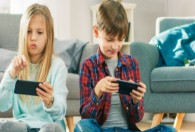强制收手机对孩子影响 强制收手机对孩子有什么影响