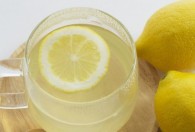 如何清除杯子里的柠檬味 杯子里的柠檬味去除的方法