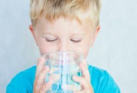 小孩喝水不用水杯可以吗 小孩喝水不用水杯可不可以
