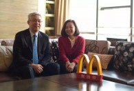 1月8日，2年前，2400家麦当劳中国门店迎来新主人