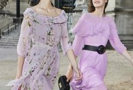 MIGAINO曼娅奴女装2019春季新款：领口的设计
