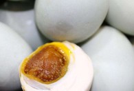 生的咸鸭蛋怎么烧才好吃 生的咸鸭蛋怎么做好