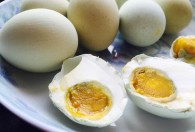 生咸鸭蛋怎么吃 生咸鸭蛋的做法
