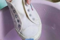 怎样去除白鞋子上的泥渍 如何去除白鞋子上的泥渍