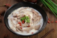 纯羊肉汤锅需要哪些调料与食材 煮羊肉的正确方法与配料介绍
