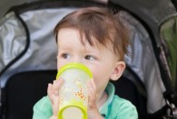 宝宝什么时候可以用吸水杯 宝宝几个月开始训练用吸管杯